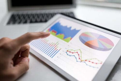 Person med iPad lærer om de grundlæggende statistiske begreber