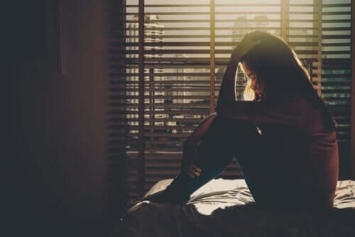 Frustreret kvinde sidder i mørke