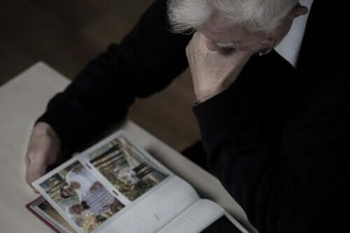 Mand kigger på billeder for at træne hukommelsen som en del af terapi til demens