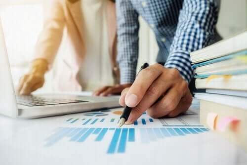 Mand med kuglepen og diagram anvender grundlæggende statistiske begreber