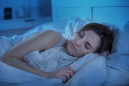 en kvinde sover i sin seng