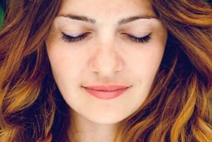 Kvinde med lukkede øjne