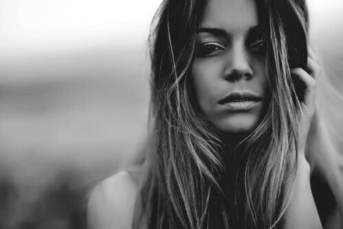 Sort-hvid billede af en ung kvinde