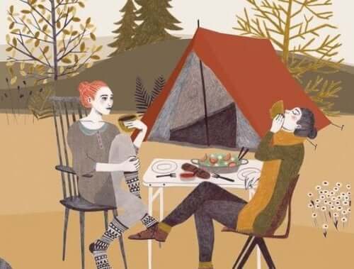 Veninder nyder middag sammen på telttur