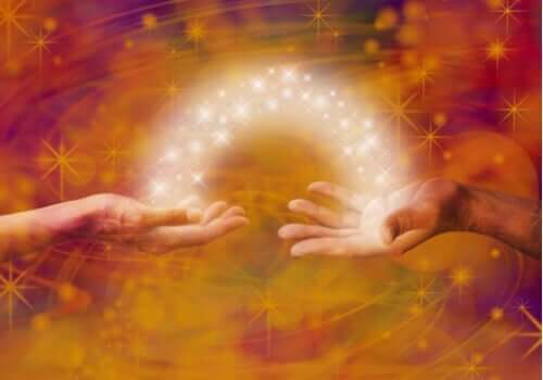 energi strømmer mellem to hænder