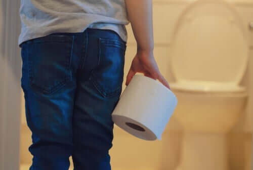 Barn med toiletpapir lider af enkoprese