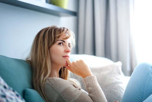 Betænksom kvinde i sofa overvejer forskellige typer af opmærksomhed