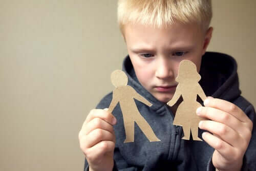 Dreng med papirsklip af far og mor symboliserer delt forældremyndighed