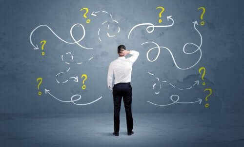 Mand med mange spørgsmålstegn bruger synectics til problemløsning