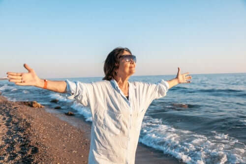 glad ældre kvinde ved havet illustrerer, at 85 er det nye 65