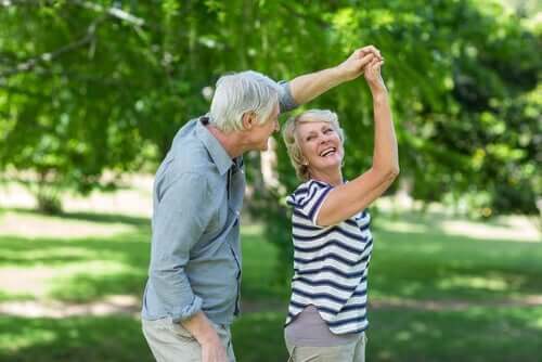 ældre par danser i haven