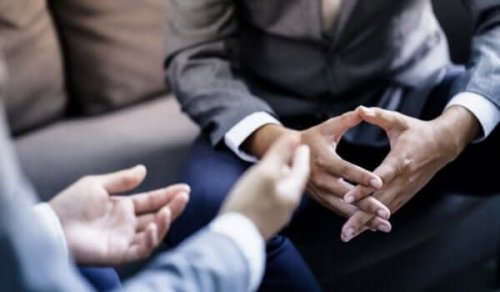 Personer taler og laver fagter med hænderne, som studeret af Geoffrey Beattie