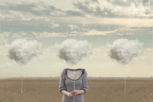 Kvinde med sky som hoved illustrerer ukontrolleret forbrugerisme