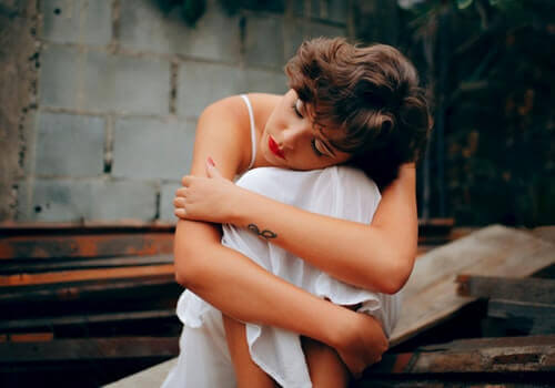 kvinde, der holder om sig selv, føler tristhed