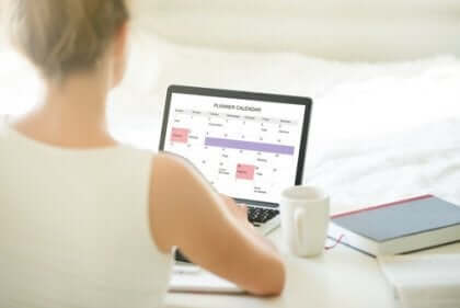 kvinde, der laver skema