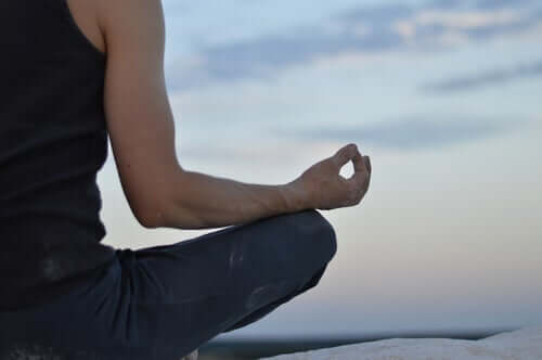 Krop, sind og meditation: Hvordan hænger de sammen?