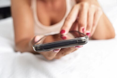Kvinde med telefon er offer for online grooming