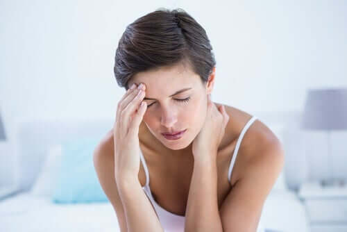 Kvinde, der tager sig til hoved, har brug for at forebygge migræne