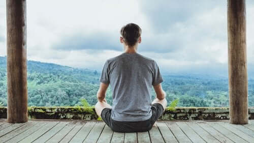 En mand, der praktiserer meditation