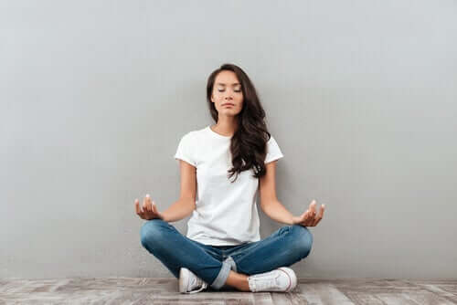 kvinde i gang med meditation
