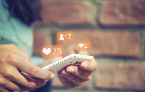 pige, der får likes på sin mobil