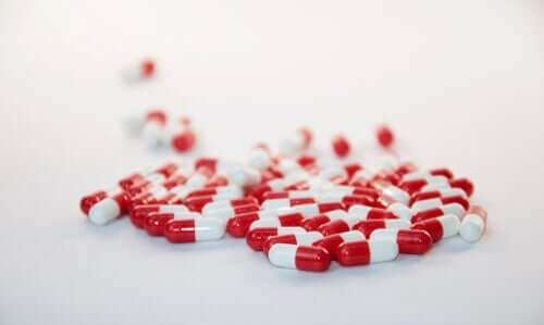 røde og hvide piller