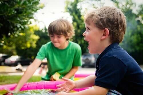 To drenge leger med vand sammen som en del af behandling af autisme