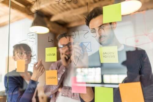 Personer bruger noter til brainstorming