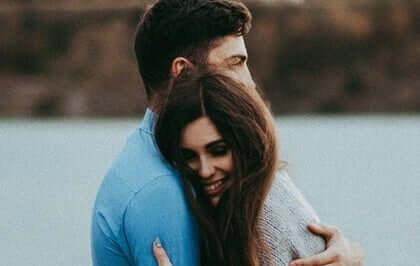 ungt par, der krammer