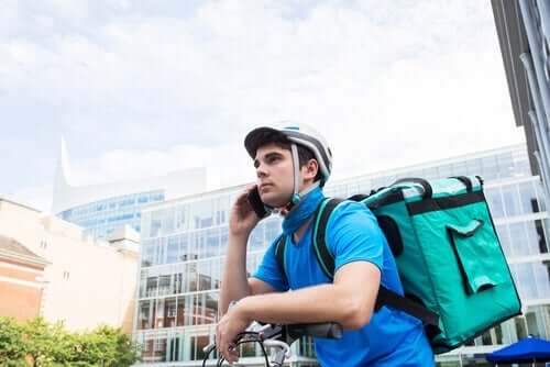 En mand, der arbejder for en leveringstjeneste