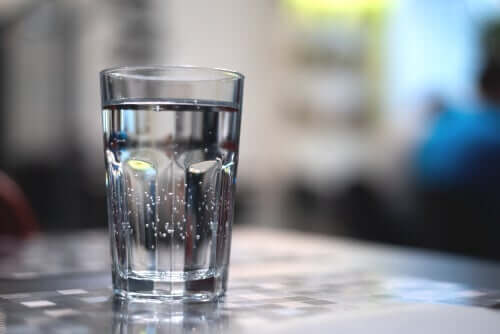 Et stort glas vand på et bord