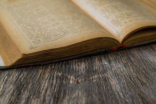 gammel bog på et bord