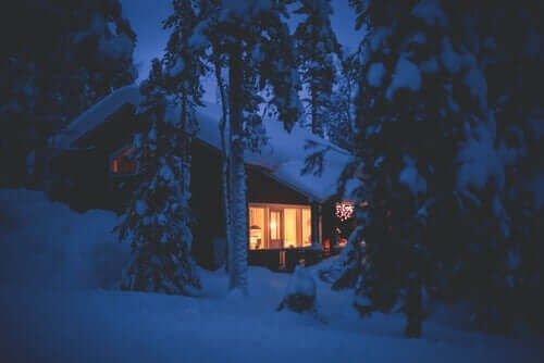 En hytte dækket af sne, ligesom den i fortællingen om forskelligheder