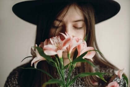 Kvinde dufter til blomster
