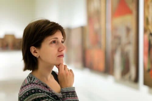 Kvinde ser på malerier