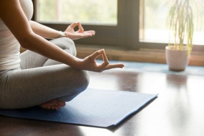 Kvinde mediterer og anvender meditationsteknikker til begyndere