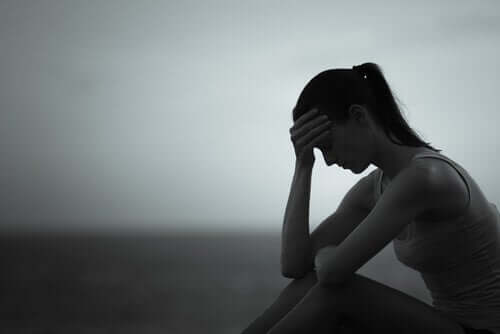 Kvinde, der tager sig til hoved, er plaget af sexisme