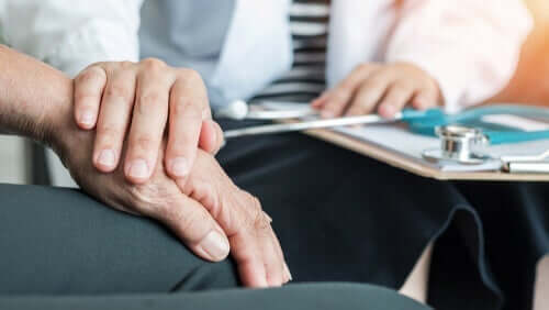 Læge tjekker patients hånd for ekstrapyramidale symptomer