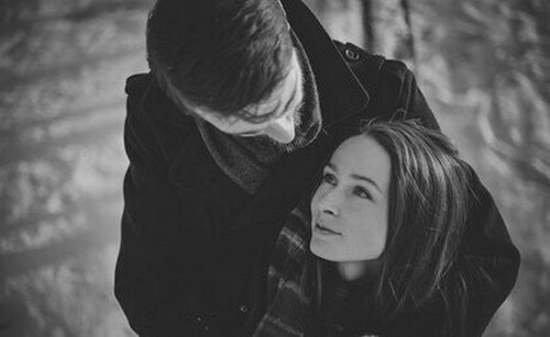 Par kigger forelsket på hinanden