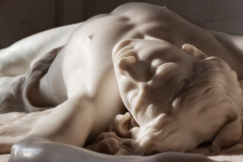 Statue af mand i besynderlig stilling symboliserer menneskevold