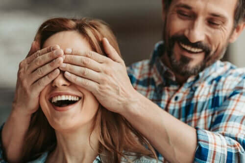 mand, der holder kvinde for øjnene