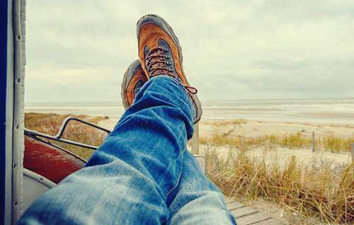 mand, der slapper af ved strand