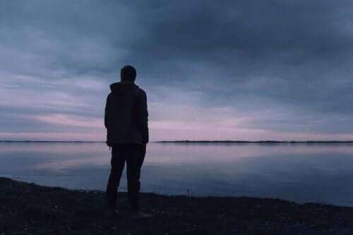 En trist mand foran en sø