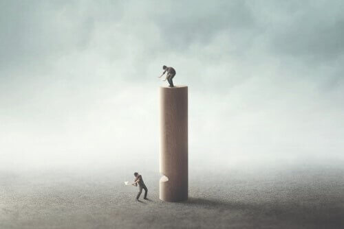 Mand forsøger at bringe anden mand ned