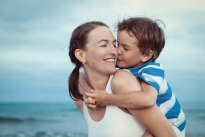 Mor og søn krammer og viser ubetinget kærlighed