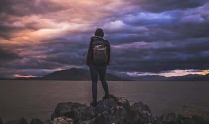 Pige står foran storm