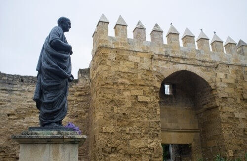 En statue af filosoffen i Spanien