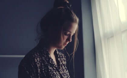 trist kvinde ved vindue