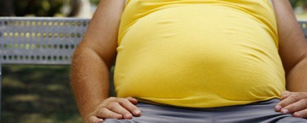 Overvægtig person på bænk