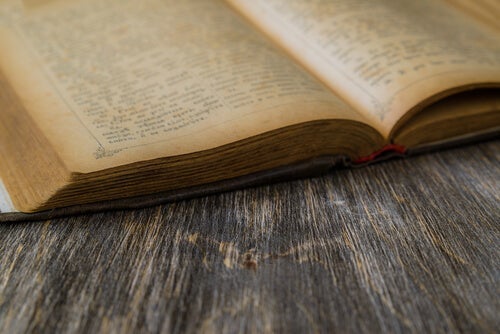 en gammel roman på et bord